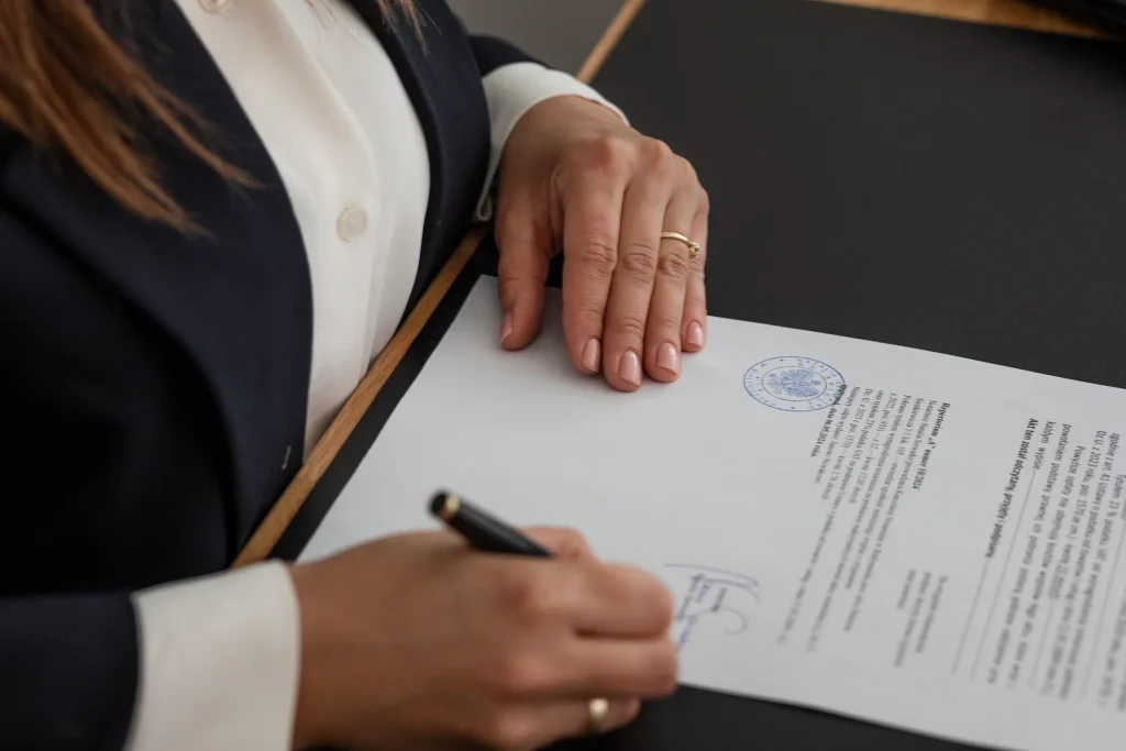 Notariusz podpisujący dokumenty — Notariusz Białystok
