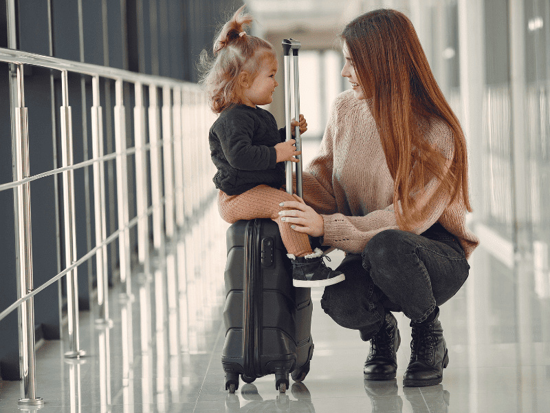 zgoda na wyjazd dziecka u notariusza - mama z dzieckiem